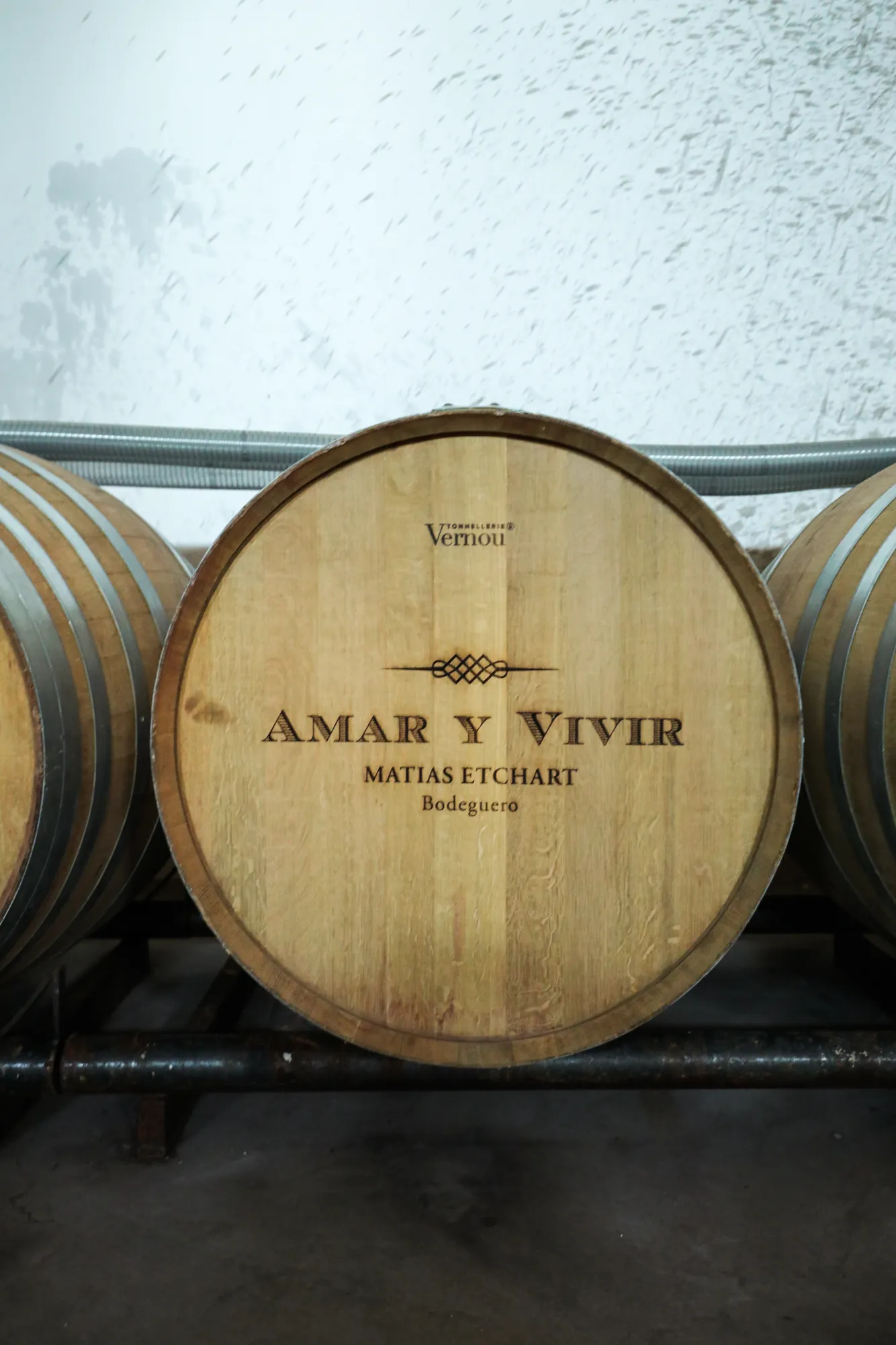 Barrica de roble grabada con 'Amar y Vivir' y 'Matías Etchart Bodeguero'