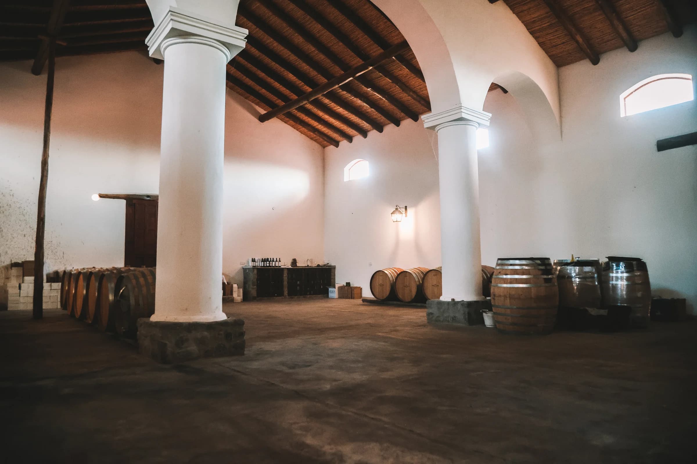 Interior de la bodega Arca Yaco con barricas de roble