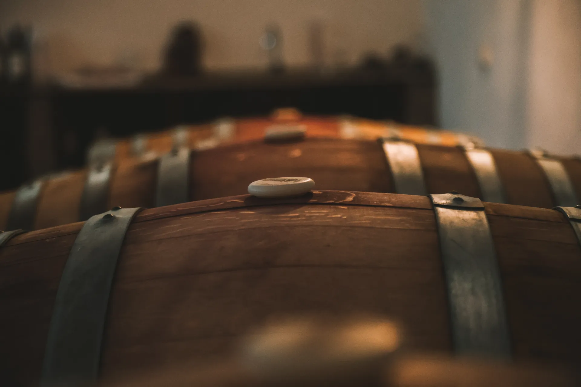 Detalle de barrica de roble en la cava de Arca Yaco