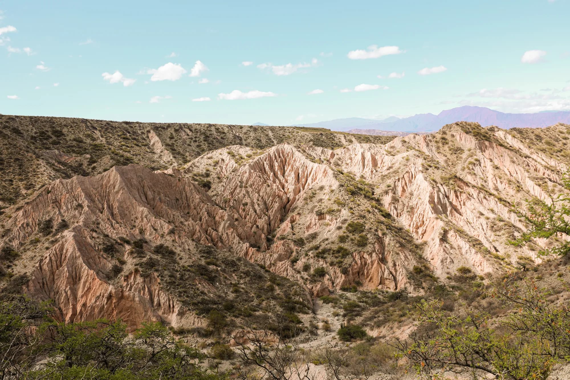 Formaciones de roca roja del cañón de la Quebrada de San Lucas