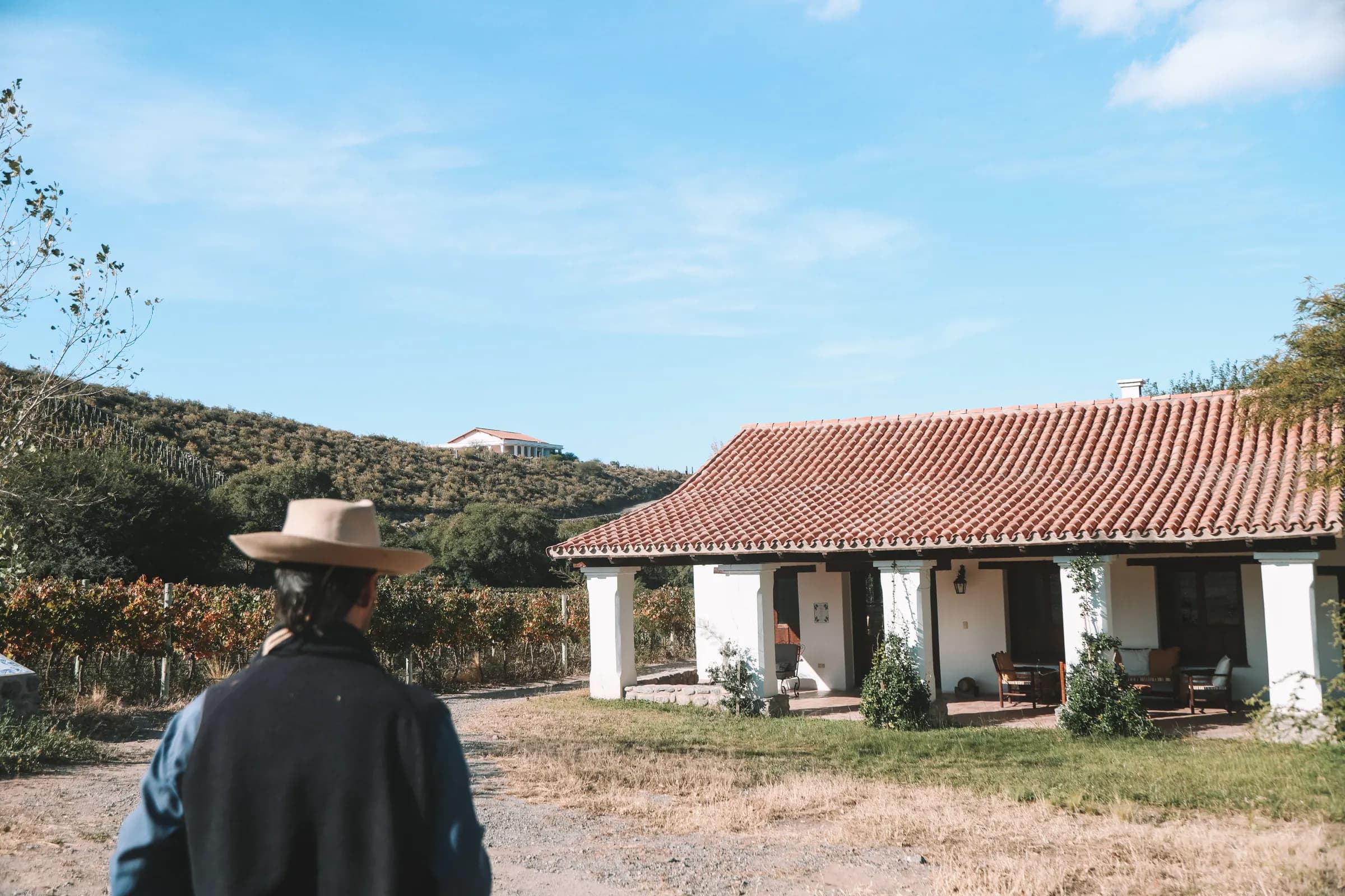 Casa de la bodega Arca Yaco entre los viñedos