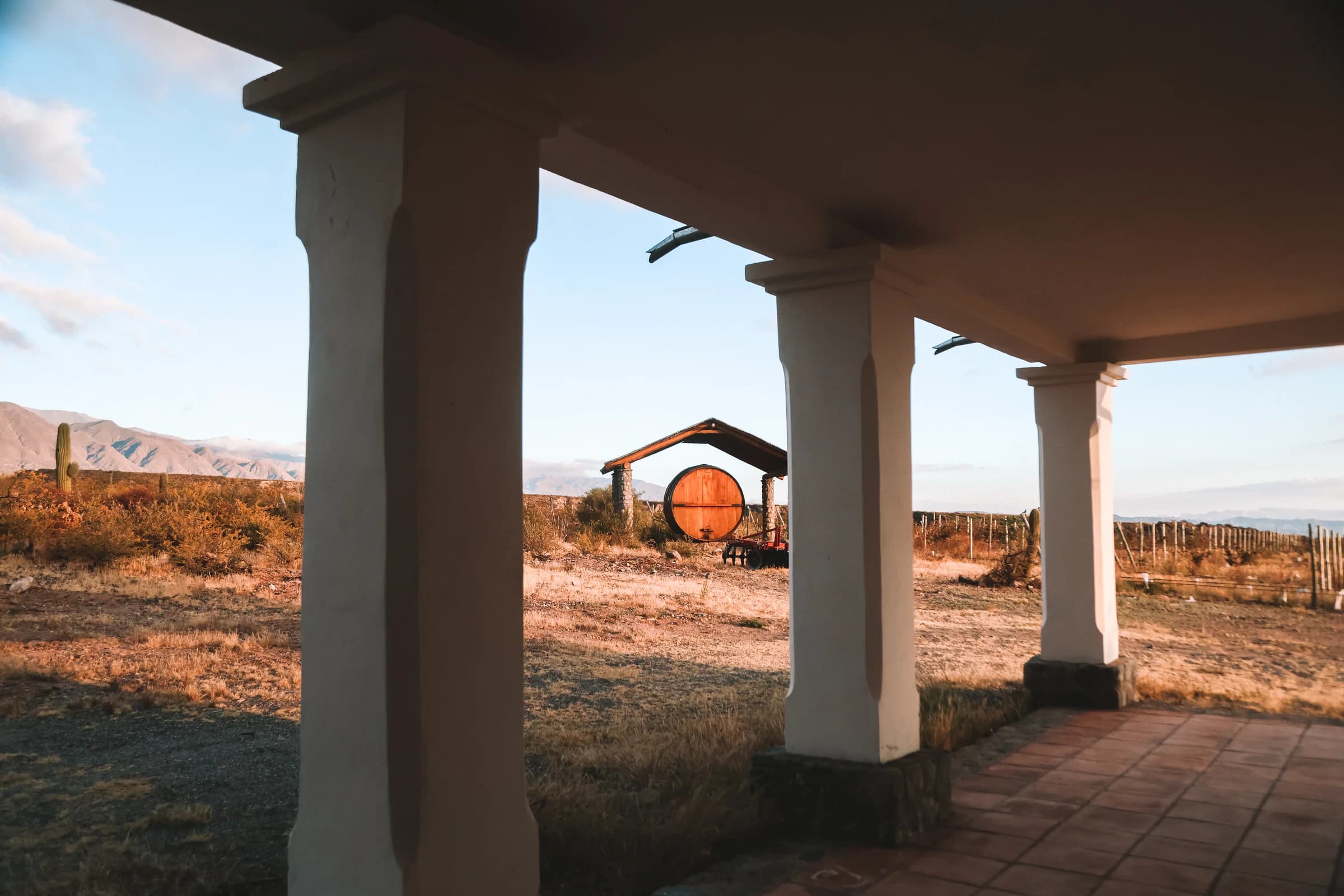 Galería de la bodega con vista a los viñedos de montaña
